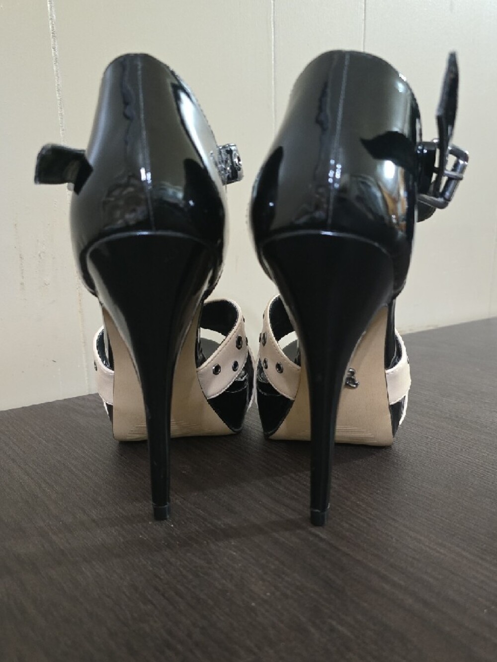 Rock & Republic Black and Cream Studded Crisscross Platform Heels SZ 8 - Picture 3 of 9